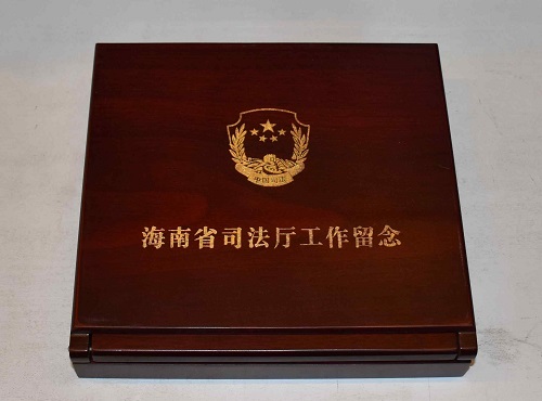 單位光榮退休紀念章,員工退休送什么定制紀念品好？
